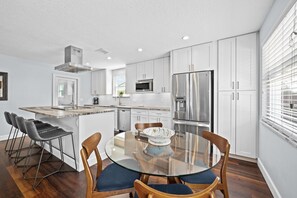 Køleskab, mikrobølgeovn, ovn, kogeplade