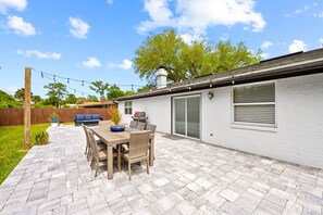 Outdoor dining - Luxury Home 2 miles from Mayo (Jacksonville)