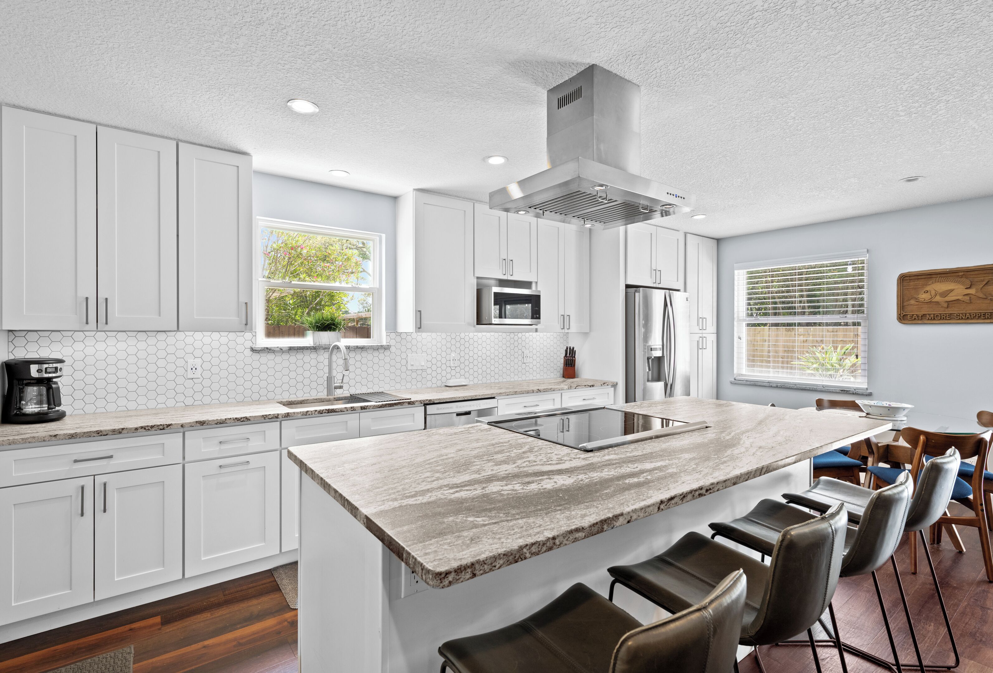 Køleskab, mikrobølgeovn, ovn, kogeplade