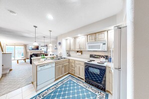 Refrigerador, microondas, horno y parrilla de estufa 