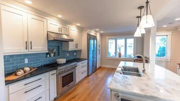 雪櫃、微波爐、焗爐、爐具