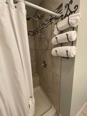 Hair dryer, towels, soap, shampoo - Quiet Country Home Near Mooresville, Pets Welcome (Mooresville)