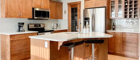 ثلاجة، ميكروويف، فرن، موقد طهي مسطح