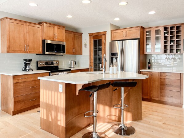 Fridge, microwave, oven, stovetop - Quiet & Secure 3BR Entire Home Sweet Home/Office (Calgary)