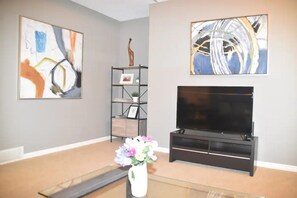 Smart TV, fireplace, books, computer monitors - Quiet & Secure 3BR Entire Home Sweet Home/Office (Calgary)