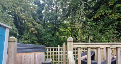 Glamping Hut - Riverside 2