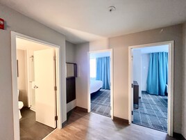 套房, 多张床, 厨房 (Dining and Kitchen Areas) | 高档床上用品、羽绒被、加厚床垫、客房内保险箱