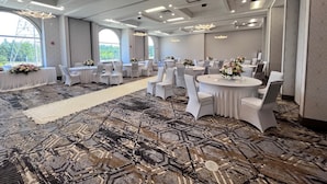 A banquet hall with round tables, white chairs, and floral centerpieces. - Staybridge Suites Federal Way - Seattle South by IHG (Federal Way)