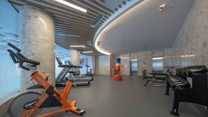 Un gimnasio moderno con bicicletas estáticas, cintas de correr y equipo de levantamiento de pesas.