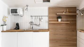 Frigorifero, microonde, piano cottura, macchina per tè/caffè