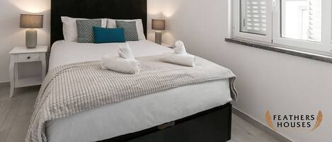 2 habitaciones, tabla de planchar con plancha y cuna de viaje