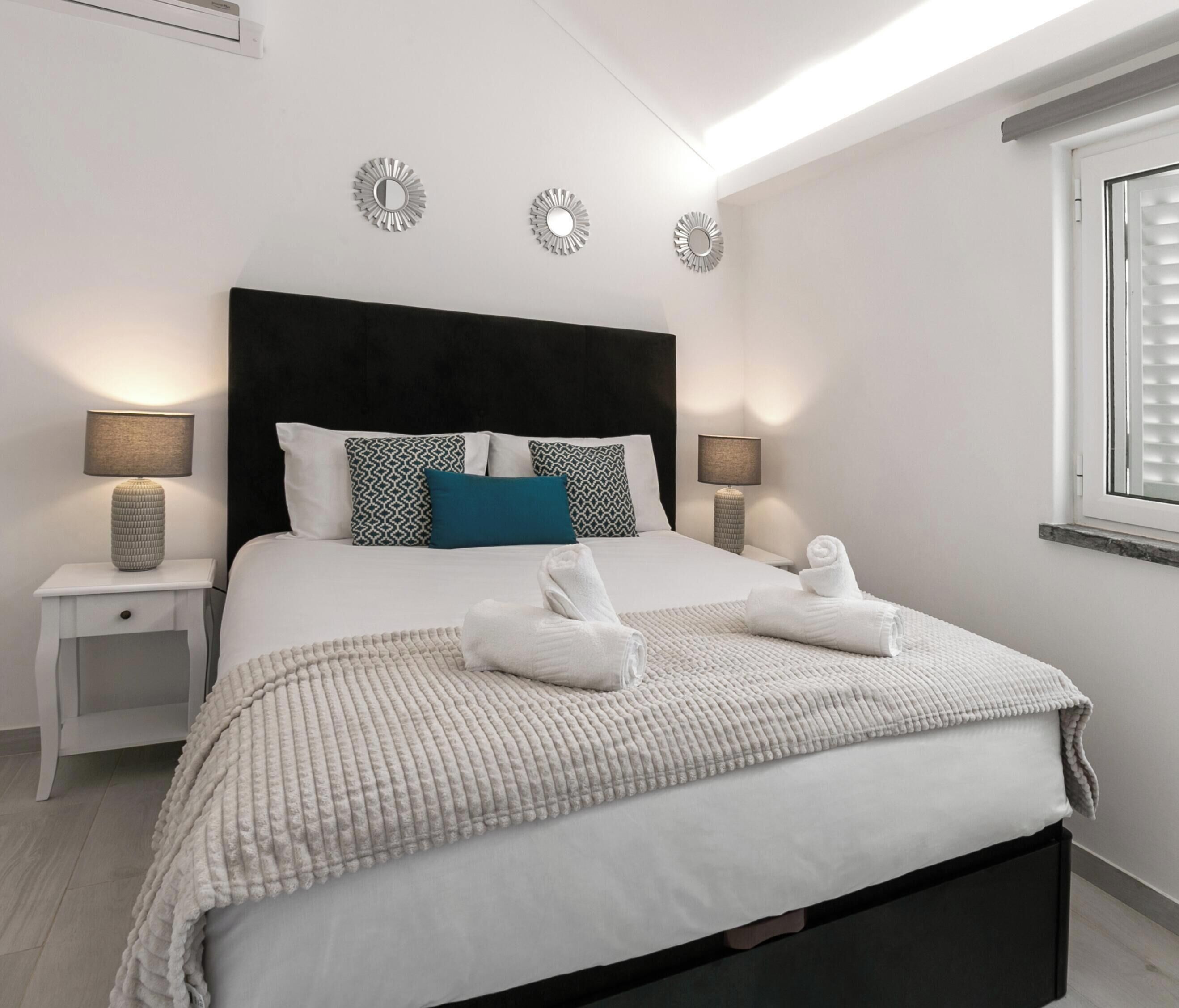 2 habitaciones, tabla de planchar con plancha y cuna de viaje 