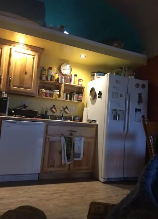 Interior - nestle in the woods of Kentucky. Wildlife all around. Lake Cumberland (Russell Springs)