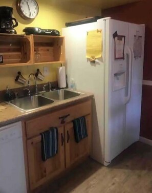 Private kitchen - nestle in the woods of Kentucky. Wildlife all around. Lake Cumberland (Russell Springs)