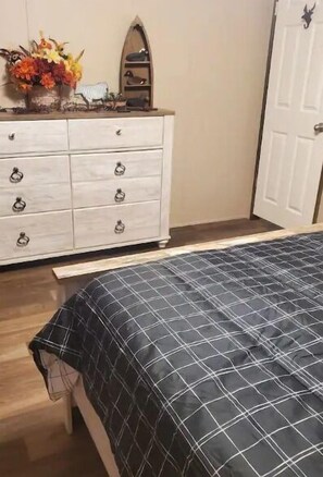 3 bedrooms, desk, travel crib, WiFi
