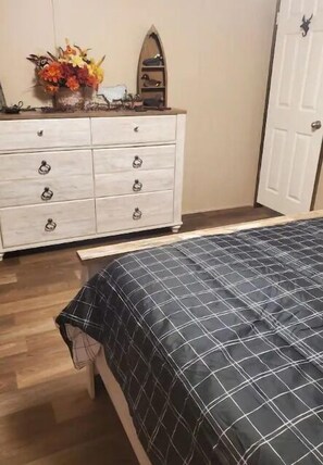 3 bedrooms, desk, travel cot, WiFi