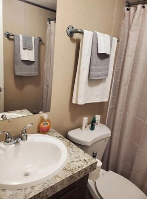 淋浴/盆浴组合、毛巾、肥皂、洗发水