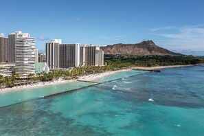 Beach nearby, sun loungers, beach towels - Cozy Waikiki Room with Free Parking (Honolulu)