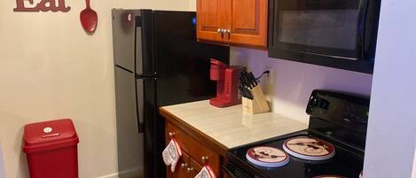 Réfrigérateur, four à micro-ondes, un four, surface de cuisson