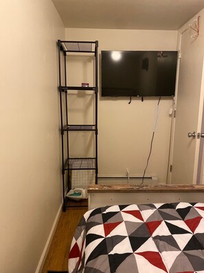 1 habitación, escritorio, tabla de planchar con plancha y wifi 