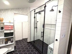 Combined shower/bathtub, hair dryer, shampoo - New West Glacier Gem! RV's Welcome! Secluded! (West Glacier)