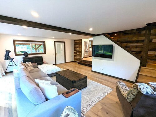 New West Glacier Gem! RV's Welcome! 3 bed / 2 bath, 5 Minutes from Glacier National Park!