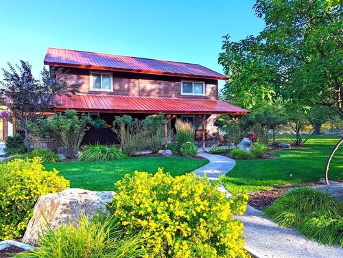 New West Glacier Gem! RV's Welcome! 3 bed / 2 bath, 5 Minutes from Glacier National Park!