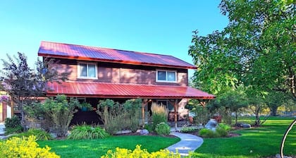 New West Glacier Gem! RV's Welcome! 3 bed / 2 bath, 5 Minutes from Glacier National Park!