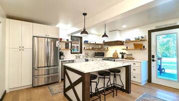 Réfrigérateur, micro-ondes, four, plaque de cuisson