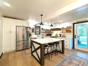 Refrigerador, microondas, horno, placa de cocina