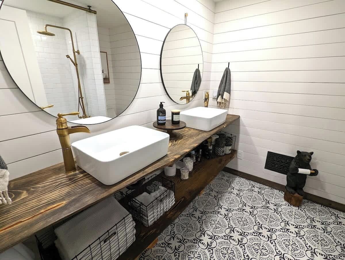 Ensemble douche/baignoire, sèche-cheveux, serviettes fournies