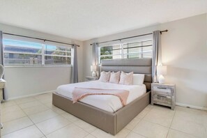 2 habitaciones, escritorio y tabla de planchar con plancha 