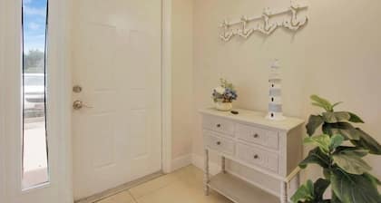 Large 2 Bed 2 Bath, King Beds, Screened Patio, Smart TV's in each room!