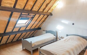 2 bedrooms, travel cot, free WiFi, bed sheets