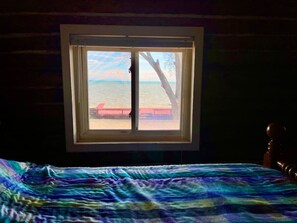 2 bedrooms, desk, iron/ironing board, WiFi - Restored historic log cabin and deck on Lake Erie (Luna Pier)