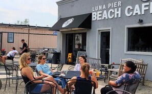 Outdoor dining - Restored historic log cabin and deck on Lake Erie (Luna Pier)