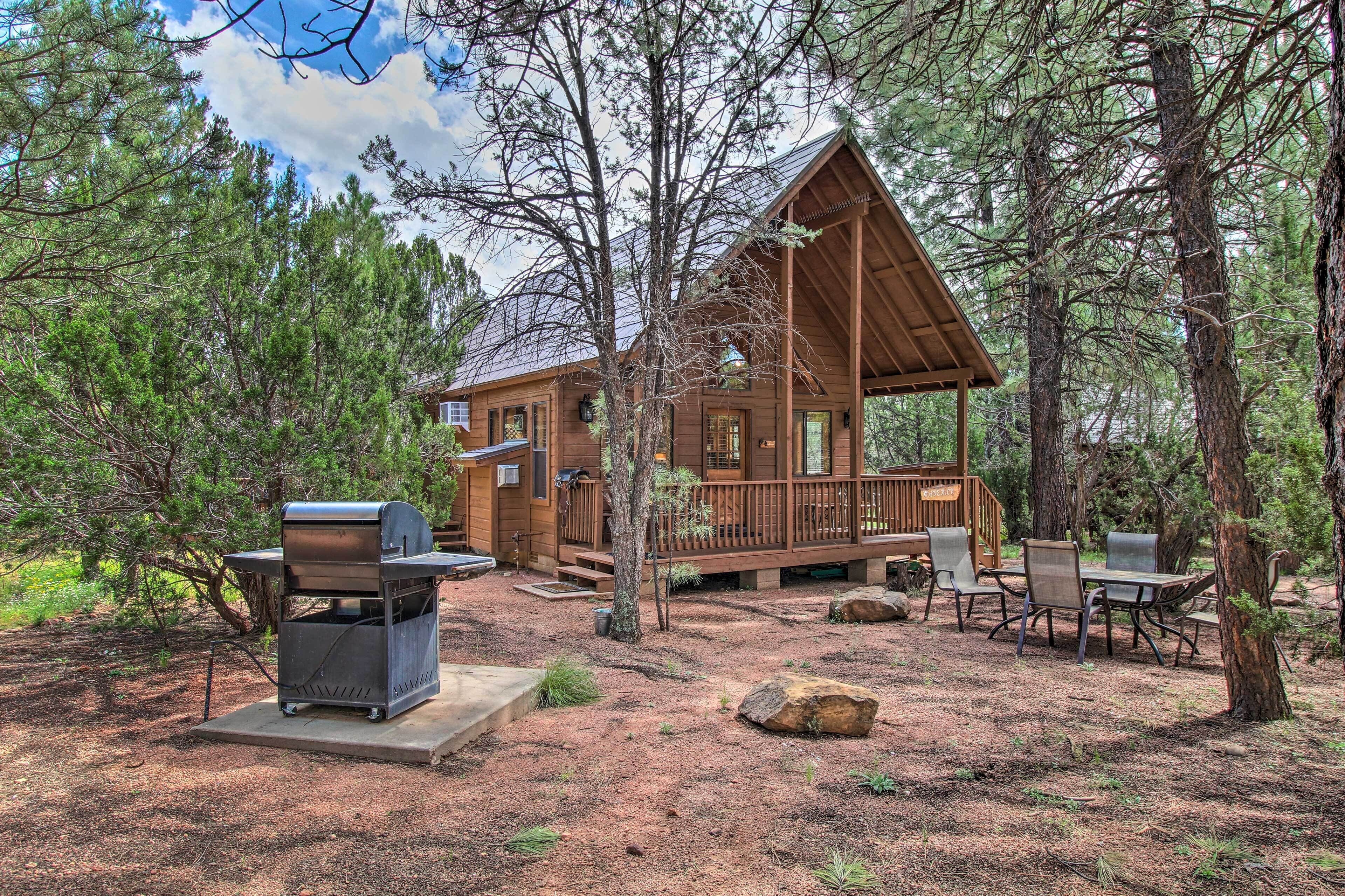 Southwestern Heber Cabin w/ Deck & Hot Tub!