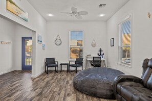 Interior - Blue Oasis - Sleeps 12 - Book Now! Super close to Galv hot spots  Pet- Friendly (Galveston)