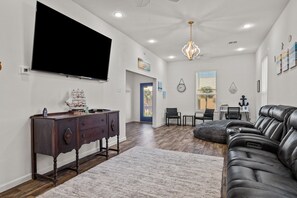 Living area - Blue Oasis - Sleeps 12 - Book Now! Super close to Galv hot spots  Pet- Friendly (Galveston)