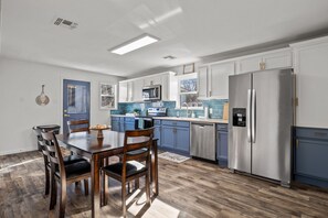 Private kitchen - Blue Oasis - Sleeps 12 - Book Now! Super close to Galv hot spots  Pet- Friendly (Galveston)