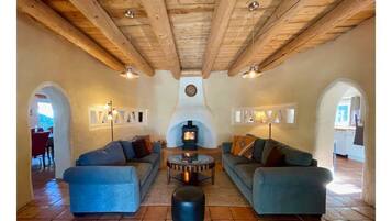 Téléviseur, foyer, livres, chaîne audio