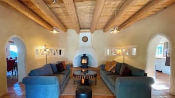 Fernseher, Kamin, Bücher, Stereoanlage