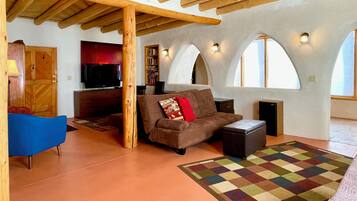 TV, fireplace, DVD player, books