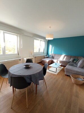 Books - Rare Champ de Mars apartment with park view (Colmar)