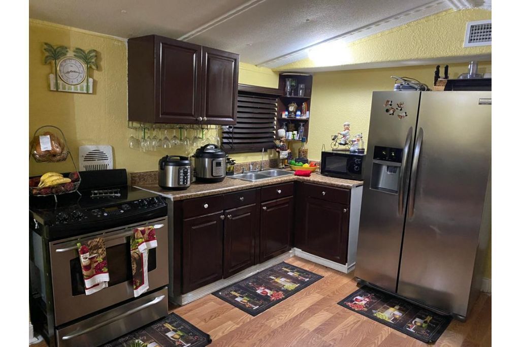 Peaceful  and Relaxing house 4/3. Pets are welcome with no charge.