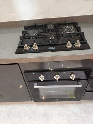 ثلاجة، ميكروويف، فرن، موقد طهي مسطح