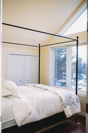 6 bedrooms, iron/ironing board, free WiFi, bed sheets - The Lakehouse (Lloydminster)