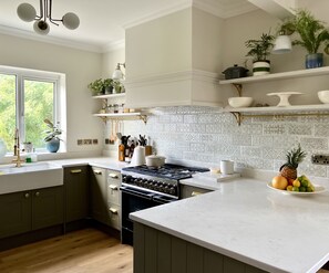 Fridge, microwave, oven, stovetop - Large Refurbished 2 Bed Flat - Pitshanger, Ealing (London)