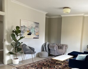 Living area - Large Refurbished 2 Bed Flat - Pitshanger, Ealing (London)