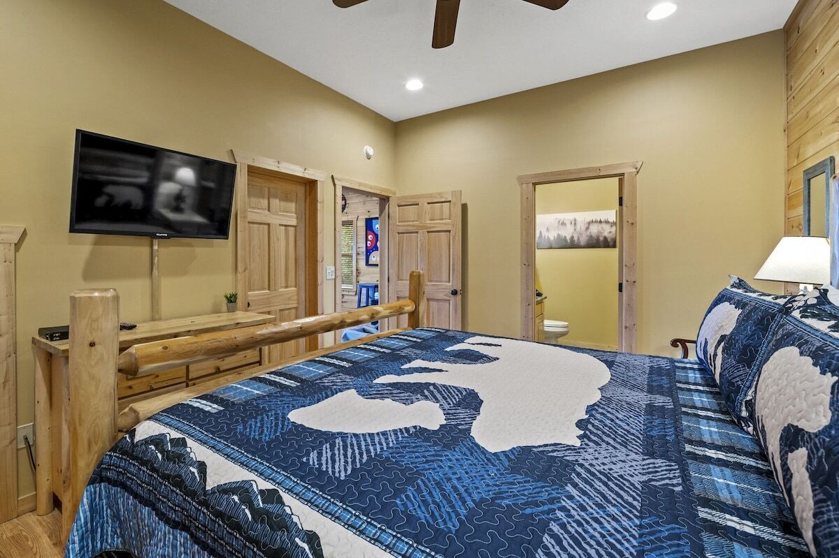 Lower level king suite with DishTV and attached full bathroom.